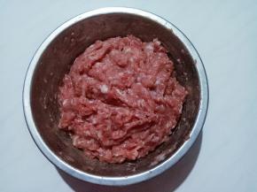 肉糜盖上保鲜膜，放置一边腌制入味，至少4小时以上。