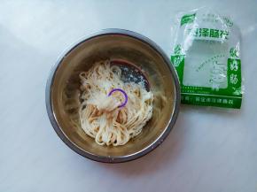 准备盐渍羊肠衣。