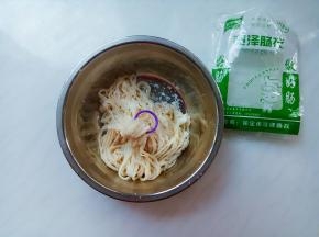 准备盐渍羊肠衣。