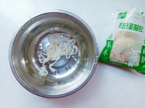 取出羊肠一根半，剩余的放入冰箱冷藏。
羊肠用清水反复搓洗掉盐粒，再在清水里泡半小时。
其实羊肠并没有像羊肉那样膻味大，基本没有味道。
个别敏感的人觉得有异味的，可以在水里加料酒浸泡。