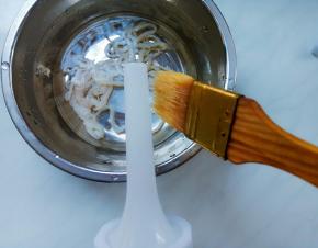 羊肠泡好后，在灌肠器入口处抹少许油，起润滑作用。