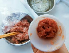 肉糜腌好后，盛入容器。基本半斤肉装一罐。