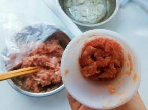 肉糜腌好后，盛入容器。基本半斤肉装一罐。