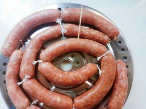 用牙签戳洞放气。
然后放置阴凉通风处半天，蒸发一下水汽。