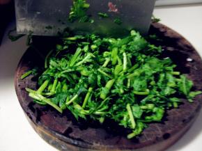 茼蒿择洗干净、切段