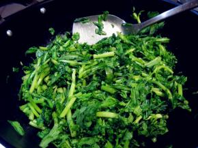 锅里放一点植物油，油热后倒入茼蒿翻炒