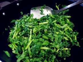 锅里放一点植物油，油热后倒入茼蒿翻炒