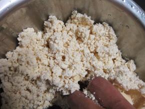 洗净的老豆腐捏碎