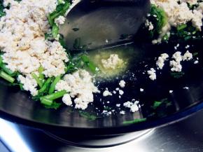 开盖看到锅中已出现很多水分的时候，这时要翻炒均匀