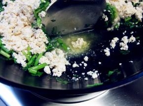 开盖看到锅中已出现很多水分的时候，这时要翻炒均匀