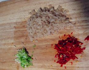 咸菜疙瘩切丝后剁成碎末，一个红泡椒切碎，一点大葱切碎