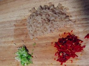 咸菜疙瘩切丝后剁成碎末，一个红泡椒切碎，一点大葱切碎