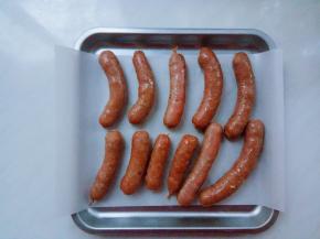 蒸好的肠晾凉，放入烤箱中层，上下火160℃，烤15分钟。