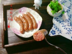 咬一口外皮脆脆的，肉量足足嫩嫩的。这可是货真价实的纯肉烤肠哦！