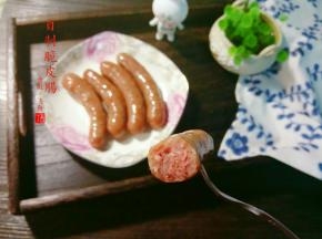 咬一口外皮脆脆的，肉量足足嫩嫩的。这可是货真价实的纯肉烤肠哦！