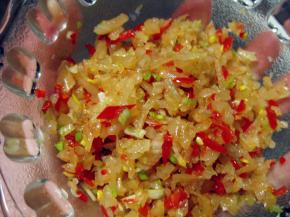 倒入适量的香油，搅拌均匀，小豆腐的调料就做成了