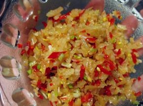 倒入适量的香油，搅拌均匀，小豆腐的调料就做成了