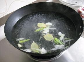炒锅放适量的油，爆香葱姜蒜，放入清水，水量一定要一次放足