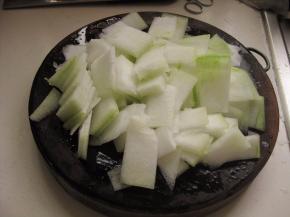 冬瓜去皮和籽，洗净，切片；鸡蛋打散