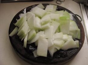 冬瓜去皮和籽，洗净，切片；鸡蛋打散