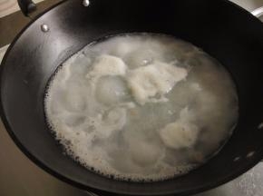 另起一锅，倒入清澈的蛤蜊汤，大火烧开