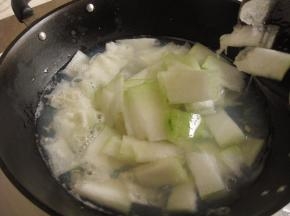 倒入冬瓜，烧开，煮至冬瓜略变透明