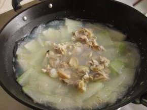 倒入蛤蜊肉再煮开