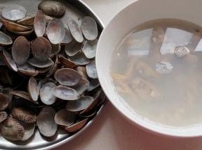 开锅5分钟之后，要开盖看看，看到蛤蜊有开口的，马上夹出来，开口的蛤蜊取出蛤蜊肉待用，蒸锅里的水待渣子沉淀以后，倒出清澈的汤待用