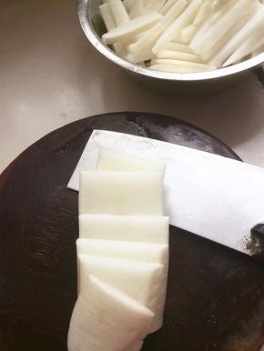 白萝卜洗净，切成指头粗细的萝卜条；半个胡萝卜同样切成条；一个胡萝卜分二半，一半腌制，一半做酱料