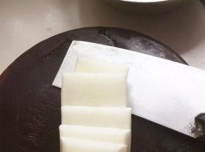 白萝卜洗净，切成指头粗细的萝卜条；半个胡萝卜同样切成条；一个胡萝卜分二半，一半腌制，一半做酱料