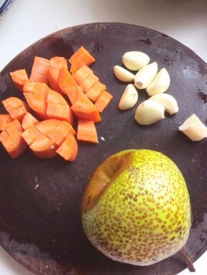 一个莱阳梨去皮留一半，胡萝卜、蒜、姜、梨均切成丁