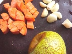 一个莱阳梨去皮留一半，胡萝卜、蒜、姜、梨均切成丁