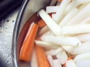 腌至萝卜出水，倒掉水分