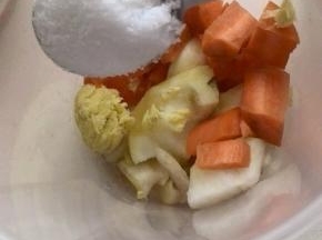 把切好的辅料放入搅拌杯中，放入图中的饭勺二饭勺的糖，