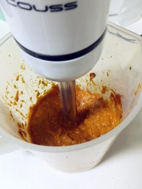 用手持搅拌棒打成细细的泥