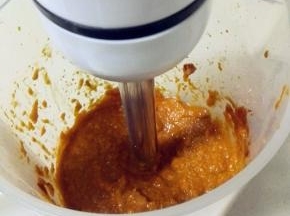 用手持搅拌棒打成细细的泥