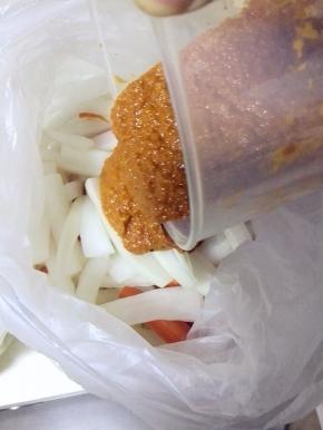 控掉水分的白萝卜装在保鲜袋里，把酱料倒进去