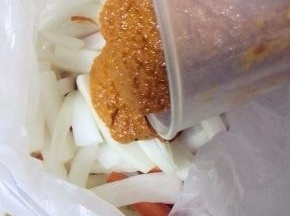 控掉水分的白萝卜装在保鲜袋里，把酱料倒进去