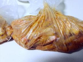 用手隔着袋子揉搓几下，酱料与萝卜混匀即可，扎紧袋口放入冰箱冷藏，一天以后即可食用