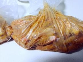 用手隔着袋子揉搓几下，酱料与萝卜混匀即可，扎紧袋口放入冰箱冷藏，一天以后即可食用