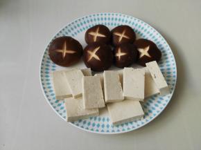 香菇洗干净，划上花刀，豆腐切小块备用