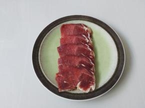 牛肉化冻，切薄片，还是喜欢手切肉片，一个是可以保证肉质纯正，再一个是口感