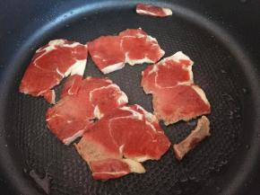 锅里放黄油，放入切好的牛肉片