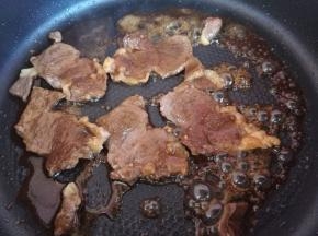 把肉片和酱汁炒一下