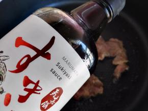 倒入又伊鲜寿喜锅调料汁