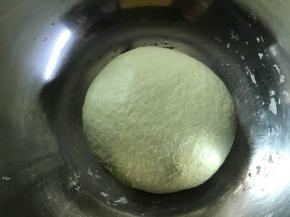 将除黄油以外的所有原料放在一起，表面光滑。加入黄油揉至扩展阶段后进行一次发酵。