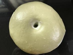 面团用手指沾粉戳洞不回缩不塌陷，一次发酵完成。