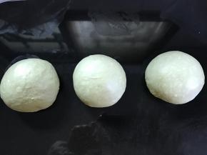 将面团取出排气后平均分割成3个剂子，滚圆后松弛15分钟。