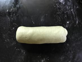 自上而下卷成条状。