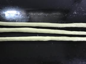 然后慢慢搓长，搓至60cm。